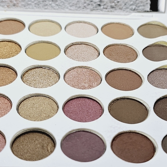 Yaby Cosmetics Dramatically Neutral Eyeshadow Palette - Picture 7 of 8